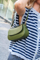 diara-schoudertas-olive-olijfgroen-lichtblauw-sweet-like-you-lookfoto-zijaanzicht-1