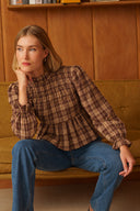 siva-geruite-smock-blouse-bruin-brown-sweet-like-you-modelfoto-vooraanzicht-1