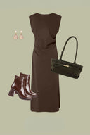 flatlay-yaspina-aansluitende-bruine-midi-jurk-lakleren-enkellaarsjes-suede-schoudertas-donkergroen-oorbellen-parel