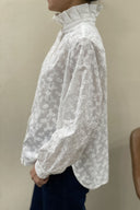 juliana-broderie-hemd-blouse-cream-sweet-like-you-modelfoto-zijaanzicht-1
