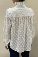 juliana-broderie-hemd-blouse-cream-sweet-like-you-modelfoto-achteraanzicht-1