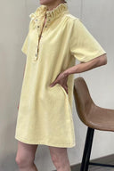 jaimy-mini-denim-jeans-jurk-yellow-sweet-like-you-modelfoto-vooraanzicht-2