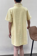jaimy-mini-denim-jeans-jurk-yellow-sweet-like-you-modelfoto-achteraanzicht-1