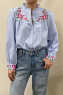 ginny-geruite-broderie-hemd-blouse-blue-sweet-like-you-modelfoto-vooraanzicht-1
