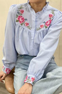 ginny-geruite-broderie-hemd-blouse-blue-sweet-like-you-modelfoto-vooraanzicht-2
