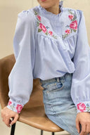 ginny-geruite-broderie-hemd-blouse-blue-sweet-like-you-modelfoto-vooraanzicht-3