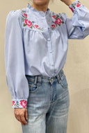 ginny-geruite-broderie-hemd-blouse-blue-sweet-like-you-modelfoto-vooraanzicht-4
