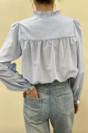 ginny-geruite-broderie-hemd-blouse-blue-sweet-like-you-modelfoto-achteraanzicht-1