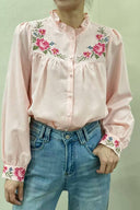 ginny-geruite-broderie-hemd-blouse-rose-sweet-like-you-modelfoto-vooraanzicht-1