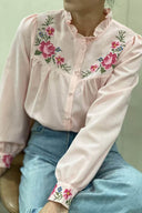 ginny-geruite-broderie-hemd-blouse-rose-sweet-like-you-modelfoto-vooraanzicht-3