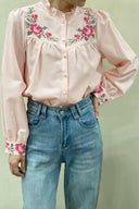 ginny-geruite-broderie-hemd-blouse-rose-sweet-like-you-modelfoto-vooraanzicht-4