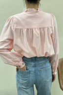 ginny-geruite-broderie-hemd-blouse-rose-sweet-like-you-modelfoto-achteraanzicht-1