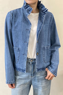 Chloe-ruffle-jeans-jas-blue-Sweet-Like-You-modelfoto-close-up-2