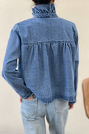 Chloe-ruffle-jeans-jas-blue-Sweet-Like-You-modelfoto-achteraanzicht-1