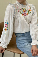 jesie-broderie-blouse-ecru-sweet-like-you-modelfoto-vooraanzicht-1