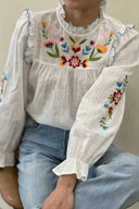 jesie-broderie-blouse-ecru-sweet-like-you-modelfoto-vooraanzicht-2