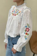 jesie-broderie-blouse-ecru-sweet-like-you-modelfoto-zijaanzicht-1
