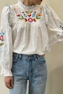 jesie-broderie-blouse-ecru-sweet-like-you-modelfoto-vooraanzicht-4