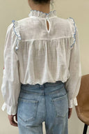 jesie-broderie-blouse-ecru-sweet-like-you-modelfoto-achteraanzicht-1