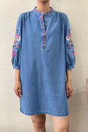 lies-denim-broderie-jurk-blauw-sweet-like-you-modelfoto-vooraanzicht-1