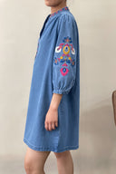 lies-denim-broderie-jurk-blauw-sweet-like-you-modelfoto-zijaanzicht-1