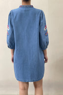 lies-denim-broderie-jurk-blauw-sweet-like-you-modelfoto-achteraanzicht-1