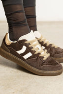 goal-mocha-roast-brown-sneakers-coolway-modelfoto-zijaanzicht-1
