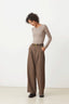 jonas-geklede-broek-taupe-suncoo-paris-model-vooraanzicht-1