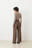 jonas-geklede-broek-taupe-suncoo-paris-model-achteraanzicht-1