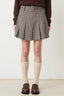 ben-geruite-plooi-rok-beige-suncoo-paris-model-vooraanzicht-1