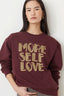 stanley-more-selflove-sweater-bordeaux-suncoo-paris-model-vooraanzicht-1