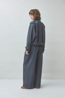jovial-pantalon-broek-carbone-donkergrijs-suncoo-paris-modelfoto-achteraanzicht-1