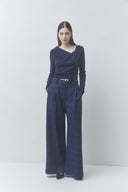 july-wijde-geruite-pantalon-broek-blue-nights-donkerblauw-suncoo-paris-modelfoto-vooraanzicht-1