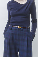 july-wijde-geruite-pantalon-broek-blue-nights-donkerblauw-suncoo-paris-modelfoto-close-up-1