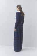 july-wijde-geruite-pantalon-broek-blue-nights-donkerblauw-suncoo-paris-modelfoto-achteraanzicht-1
