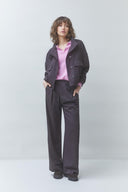 jet-geklede-bandplooi-pantalon-broek-chocolat-bruin-suncoo-paris-modelfoto-vooraanzicht-1