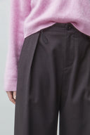 jet-geklede-bandplooi-pantalon-broek-chocolat-bruin-suncoo-paris-modelfoto-detail-1