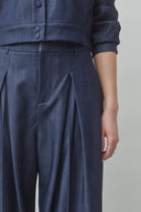 julio-pantalon-geklede-wijde-broek-raw-blue-blauw-suncoo-paris-modelfoto-detail-1