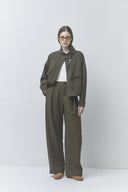 jio-geklede-bandplooi-pantalon-broek-khakigroen-suncoo-paris-modelfoto-vooraanzicht-1
