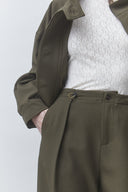 jio-geklede-bandplooi-pantalon-broek-khakigroen-suncoo-paris-modelfoto-detail-1