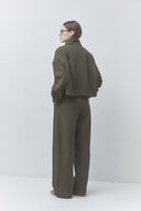 jio-geklede-bandplooi-pantalon-broek-khakigroen-suncoo-paris-modelfoto-achteraanzicht-1