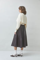 fleur-nepleren-midi-rok-prune-bordeaux-suncoo-paris-modelfoto-zijaanzicht-1