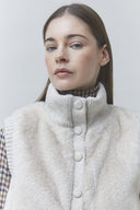doodle-nepbonten-mouwloze-zachte-vest-creme-suncoo-paris-modelfoto-close-up-1
