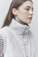 doodle-nepbonten-mouwloze-zachte-vest-creme-suncoo-paris-modelfoto-detail-1