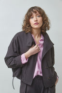 dollar-geruite-korte-jas-chocolat-bruin-suncoo-paris-modelfoto-vooraanzicht-1