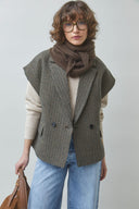 drift-mouwloze-geruite-blazer-khaki-groen-suncoo-paris-modelfoto-close-up-1