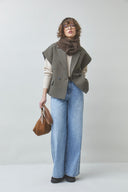 drift-mouwloze-geruite-blazer-khaki-groen-suncoo-paris-modelfoto-vooraanzicht-1