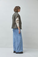 drift-mouwloze-geruite-blazer-khaki-groen-suncoo-paris-modelfoto-zijaanzicht-1