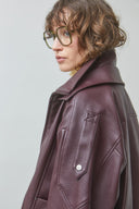 early-nepleren-biker-jas-prune-bordeaux-suncoo-paris-modelfoto-zijaanzicht-1