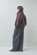 early-nepleren-biker-jas-prune-bordeaux-suncoo-paris-modelfoto-zijaanzicht-2